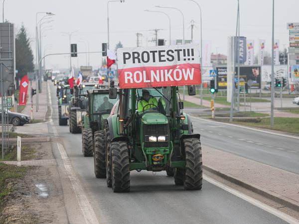 Polnische Landwirte blockieren mit ihren Traktoren den Verkehr im Zuge eines Protests.  Die Sonderbehandlung ukrainischer Importe durch die EU sehen Sie als unverhältnismäßig.