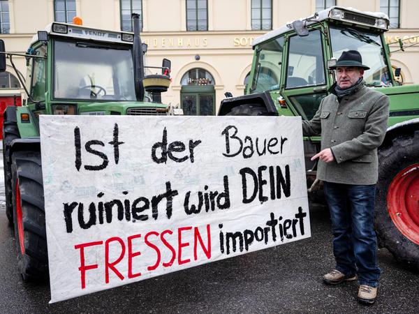 Hubert Aiwanger (Freie Wähler), stellvertretender Ministerpräsident und bayerischer Staatsminister für Wirtschaft, Landesentwicklung und Energie, bei einer Demonstration von Landwirten.