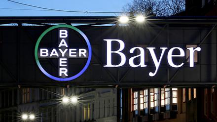 Das Bayer-Kreuz am Werk in Wuppertal leuchtet in der Dämmerung. Bayer hat eine Studie mit einem wichtigen Medikamentenhoffnungsträger wegen mangelnder Wirksamkeit abgebrochen. 