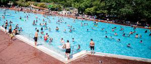 Viele Menschen verbringen den sommerlich warmen Tag im Sommerbad Kreuzberg - Prinzenbad.
