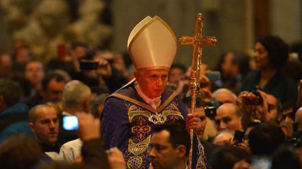 Der ehemalige Papst Benedikt XVI. auf dem Weg zum Petersdom im Vatikan 2013 (Archivbild). 