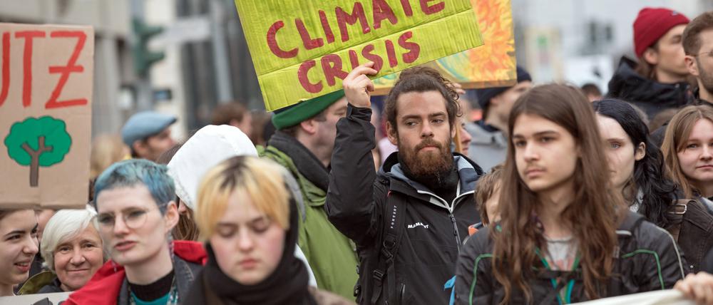 Demonstranten protestieren mit Plakaten und Banner gegen die Klima-Politik der Bundesregierung. 