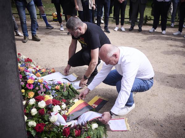 Auch das gehört zum CSD. Die Kranzniederlegung am Denkmal für die im Nationalsozialismus ermordeten Homosexuellen im Tiergarten.