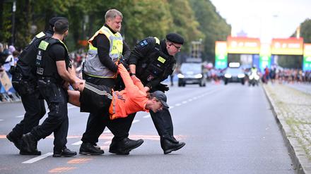 Die Polizei hat eine Blockade von Klimaschutzaktivisten der „Letzten Generation“ beim Berlin-Marathon verhindert