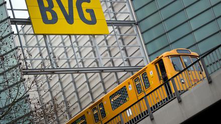 Eine U-Bahn fährt unter einem Schild mit der Aufschrift „BVG“ vorbei. 