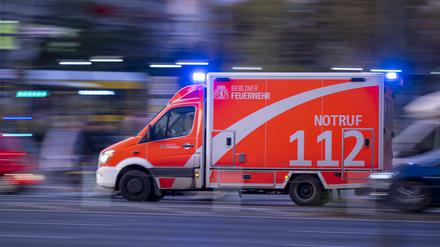 ARCHIV - 11.11.2022, Berlin: Ein Rettungswagen der Berliner Feuerwehr fährt mit Blaulicht zum Einsatz. (zu dpa: «Radfahrerin stößt mit Fußgänger zusammen und stürzt auf Kopf») Foto: Monika Skolimowska/dpa +++ dpa-Bildfunk +++