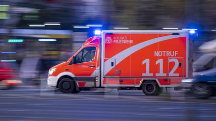 Ein Rettungswagen der Berliner Feuerwehr fährt mit Blaulicht zum Einsatz. (Archiv)