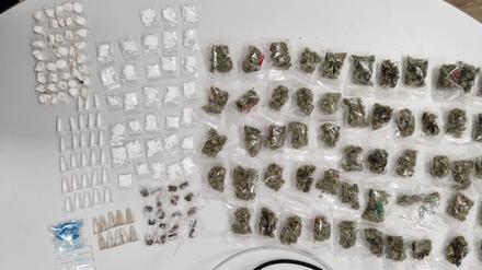 Auf einem Tisch liegen unterschiedliche Drogen, die die Berliner Polizei am 01.03.2024 im Görlitzer Park in verschiedenen Verstecken gefunden hatte.