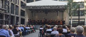 Die Berliner Symphoniker bei einem Konzert auf dem Aaron-Bernstein-Platz am Tacheles in Mitte.