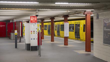 Eine Bahn steht beim Warnstreik der Berliner Verkehrsbetrieben (BVG) im Bahnhof Alexanderplatz geparkt.
