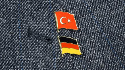 An einem Jackenrevers befinden sich Fahnensticker der Türkei und von Deutschland.