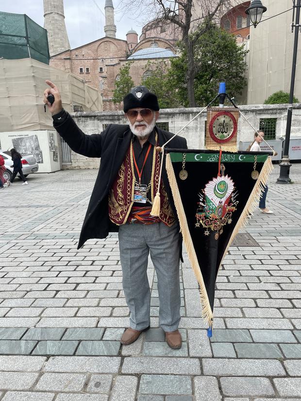 Der 90-jährige Cemal Basaran am Tag nach der Präsidentschaftswahl vor der Hagia Sophia in Istanbul. Mit einer osmanischen Regimentsfahne feiert er den Jahrestag der Eroberung von Konstantinopel durch die Osmanen am 29. Mai 1453.  