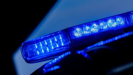 ARCHIV - 07.03.2024, Nordrhein-Westfalen, Düsseldorf: Ein leuchtendes Blaulicht auf einem Einsatzfahrzeug. (zu dpa: «15-Jähriger bei Messerangriff in Bonn lebensgefährlich verletzt») Foto: Rolf Vennenbernd/dpa +++ dpa-Bildfunk +++