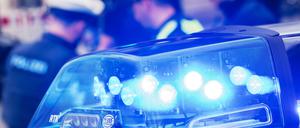Ein 13-jähriger Junge soll zwei Fußgängerinnen in Berlin-Lichtenberg mit einer Softair-Pistole beschossen haben. Die Polizei beschlagnahmte die Waffe.