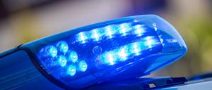 ARCHIV - 11.08.2022, Niedersachsen, Vechta: Ein Blaulicht ist auf dem Dach eines Polizeifahrzeugs zu sehen. (zu dpa: «Von Laster erfasst - Auto überschlägt sich auf A5») Foto: Lino Mirgeler/dpa +++ dpa-Bildfunk +++