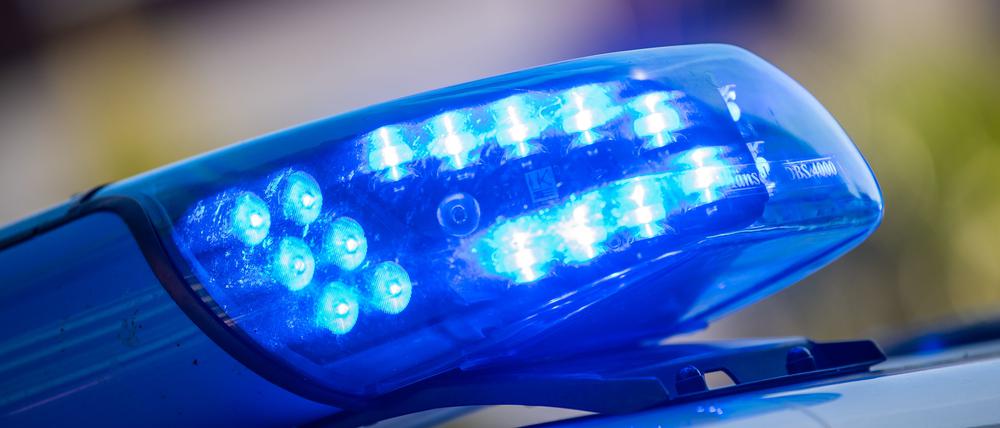 Ein Blaulicht ist auf dem Dach eines Polizeifahrzeugs zu sehen. (Symbolbild)