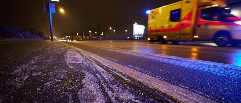 Auf den Straßen in Berlin und Brandenburg hat sich am Donnerstagnachmittag gefährliche Eisglätte gebildet.