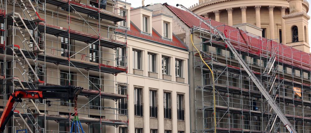 Block III in der Neuen Mitte Potsdam wird abgerüstet. Immer mehr Gebäude in Block III sind sichtbar, die Gerüste von mehreren Fassaden werden abgebaut.
