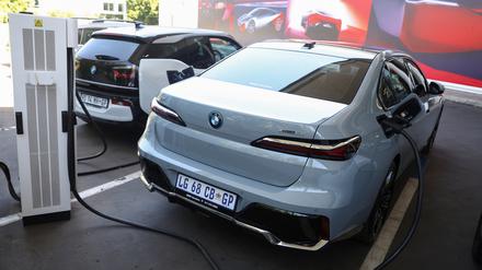 E-Autos von BMW stehen im südafrikanischen Sandton an Ladesäulen.