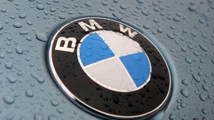 Das regennasse Firmenemblem eines BMW-Neuwagens