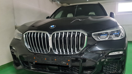 Dieser BMW wurde bei der Bande sichergestellt. Am Dienstag zerschlug das Zollfahndungsamt Berlin-Brandenburg eine Bande, die Luxusautos nach Russland exportierte und so gegen EU-Sanktionen verstieß.