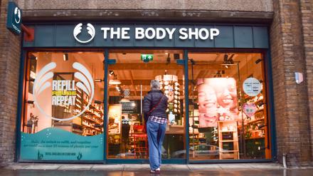 Eine Kundin betritt eine Body Shop-Filiale im Zentrum Londons.