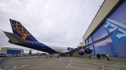 Die letzte Boeing 747 steht bei einer Auslieferungszeremonie auf dem Rollfeld vor dem Werk. 