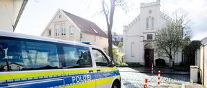 Ein Einsatzfahrzeug der Polizei steht vor der Synagoge im Stadtzentrum von Oldenburg. 