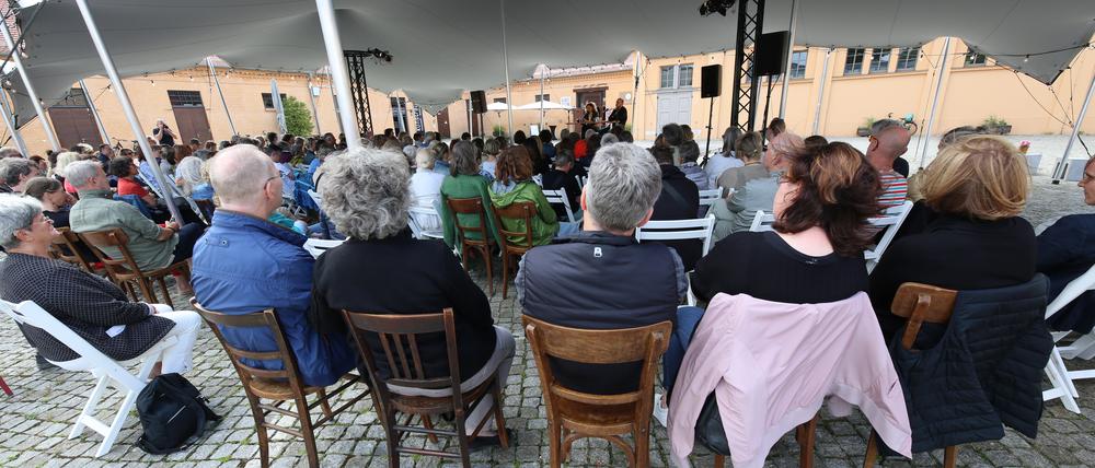 Das Festival ging am 2. Juli mit einem Bücherfest in der Schiffbauergasse Potsdam zu Ende, bei dem unter anderen Julia Schoch las.