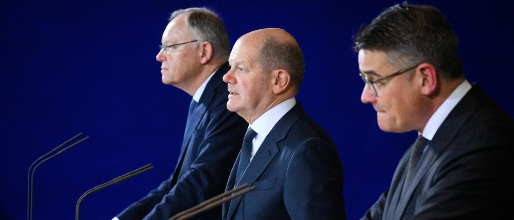 Bundeskanzler Olaf Scholz (M, SPD) äußert sich zusammen mit Boris Rhein (r, CDU), Ministerpräsident von Hessen, und Stephan Weil (l, SPD), Ministerpräsident von Niedersachsen, bei einer Pressekonferenz am Rande des Bund-Länder-Gipfels im Bundeskanzleramt zum Pakt für Planungsbeschleunigung. 