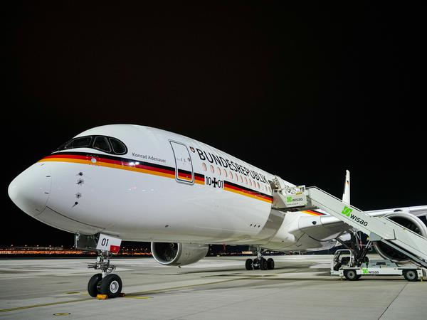 Der neue Airbus A350 „Konrad Adenauer“ steht auf dem Flughafen BER bereit, um Kanzler Scholz nach Südamerika zu fliegen.
