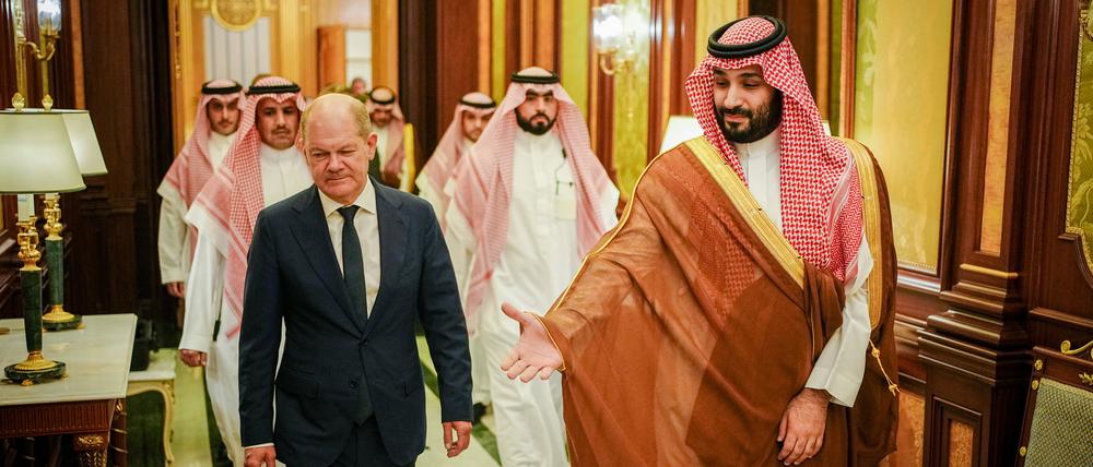 Bundeskanzler Olaf Scholz (l, SPD) wird bei einem Besuch 2022 vom Kronprinzen des Königreichs Saudi-Arabien Mohammed bin Salman im Al-Salam-Palast empfangen. 