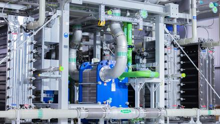 Blick auf den Elektrolyseur für die Herstellung von grünem Wasserstoff bei Air Liquide. 