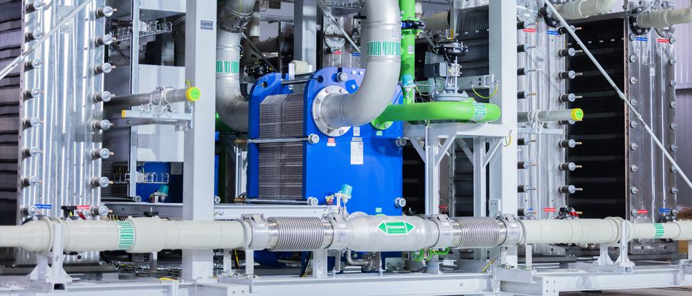 Blick auf den Elektrolyseur für die Herstellung von grünem Wasserstoff bei Air Liquide. 