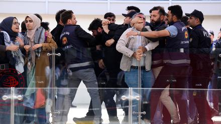 Pro-Palästinensische Demonstranten werden bei ihrem lautstarken Protest beim Besuch von Bundespräsident Steinmeier und dem Oberbürgermeister von Istanbul, Imamoglu, im Bahnhof Istanbul Sirkeci von Sicherheitskräften weggedrängt.