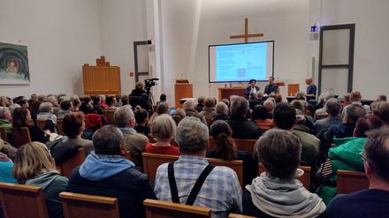 Etwa 200 Anwohner informierten sich über die Pläne für eine Gemeinschaftsunterkunft im Kirchsteigfeld. 