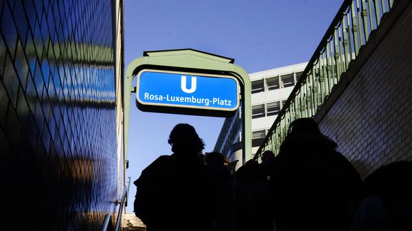Einen 72-Jähriger ist im U-Bahnhof Rosa-Luxemburg-Platz ins Gleisbett gestoßen worden. (Symbolbild)