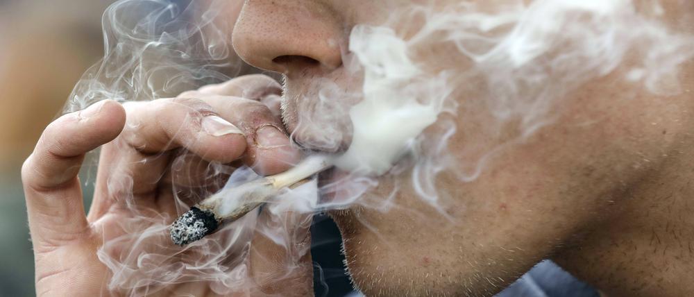  Ein Mann raucht einen Joint während einer Demonstration am 20.04, dem weltweiten Aktionstag für den legalen Marihuana-Konsum.