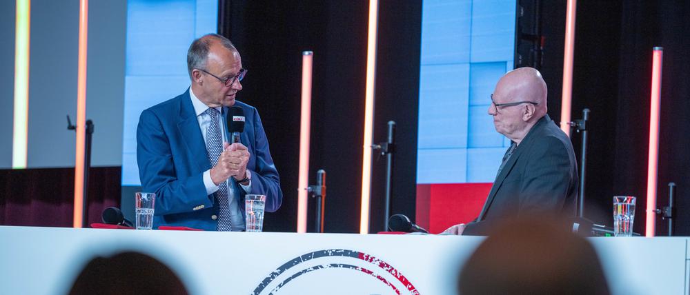 Friedrich Merz (l.), CDU Bundesvorsitzender und Fraktionsvorsitzender der CDU/CSU Fraktion, diskutiert mit Ralf Fücks, dem Geschäftsführenden Gesellschafter des Zentrums Liberale Moderne, beim CDU-Grundsatzkonvent. 