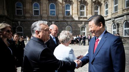 Hungarian Prime Minister Viktor Orban welcomes Chinese President Xi Jinping at the Buda Castle in Budapest, Hungary, May 9, 2024. PM Office/Vivien Cher Benko/Handout via REUTERS THIS IMAGE HAS BEEN SUPPLIED BY A THIRD PARTY. NO RESALES. NO ARCHIVES