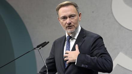 Finanzminister Christian Lindner (FDP) sagt, nach dem Urteil des Bundesverfassungsgerichts fehlen unter anderem Mittel für die Infrastruktur.