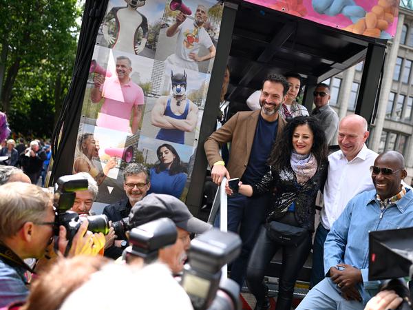 Gruppenbild mit Dame: Kultursenator Joe Chialo (CDU), Berlins Regierender Kai Wegner (CDU), Senatorin Cansel Kiziltepe (SPD) und Berlins erster Queerbeauftragter, Alfonso Pantisano, bei der Eröffnung der 45. Berlin Pride-Parade (von rechts nach links).