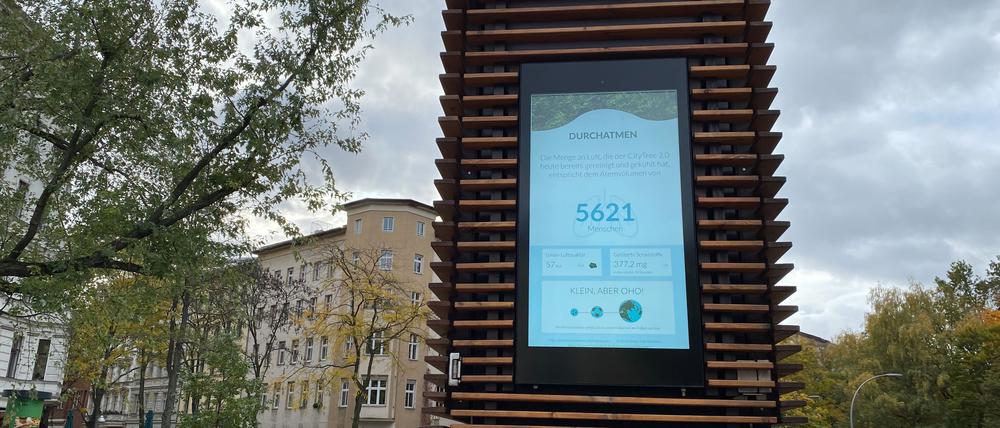 Im Zeitraum vom 28. Juli bis 31. Oktober 2023 wurde in Friedrichshain-Kreuzberg an der Admiralbrücke ein Modellprojekt zum stadtverträglichen Tourismus durchgeführt. Der City Tree Lärmomat soll Feiernde zur Ruhe mahnen und die Luft filtern.