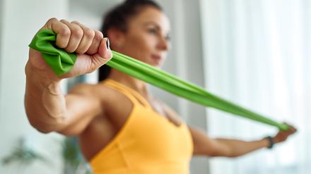 Thera-Bänder können helfen, die Muskulatur zu stärken.
