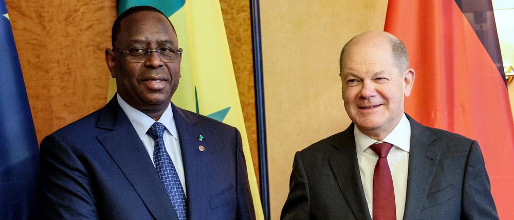 Bundeskanzler Olaf Scholz (r) und der senegalesische Präsident Macky Sall (l) vor ihrem Treffen am Rande der Konferenz «Compact with Africa». 