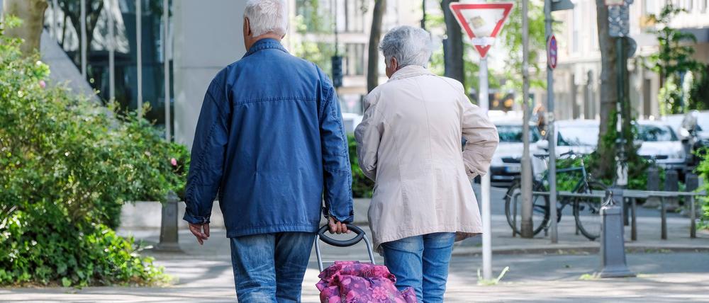 Zwei Ältere Menschen mit einem Trolli in Düsseldorf. (Symbolbild)