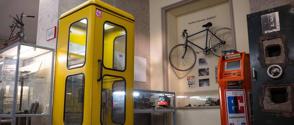 Eine Telefonzelle, in der Mitschnitte aus Telefonaten mit Kaufhaus-Erpresser Dagobert angehört werden können, steht in der Polizeihistorischen Sammlung der Polizei Berlin.