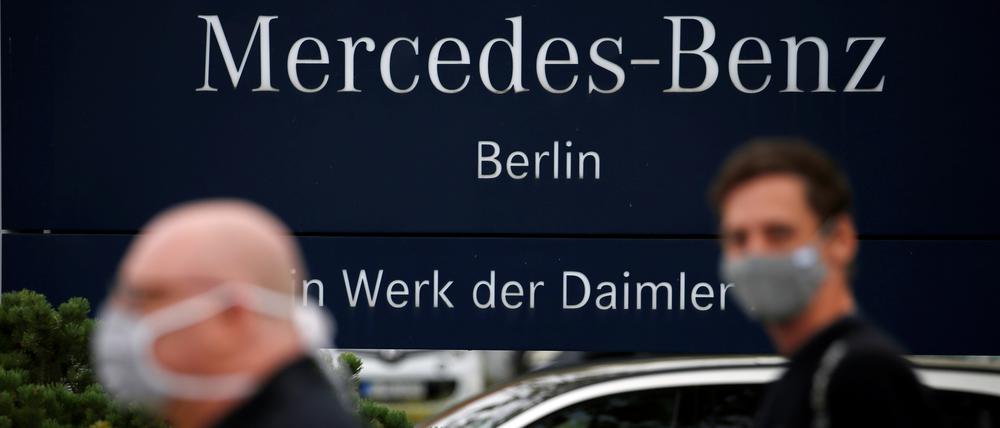 Daimler AG employees arrive to hold a meeting at the Mercedes-Benz Plant at Marienfelde in Berlin, Germany, September 24, 2020. REUTERS/Michele Tantussi