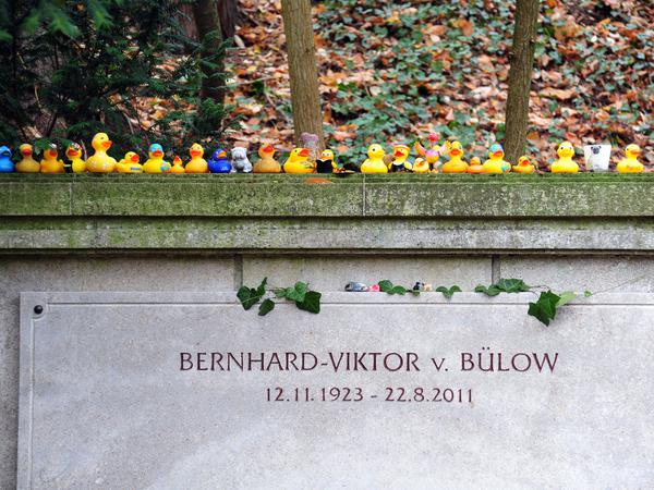  „Die Ente bleibt draußen!“ Das Grab von Loriot (Viktor-Bernhard von Bülow), liebevoll gestaltet von seinen Fans. 