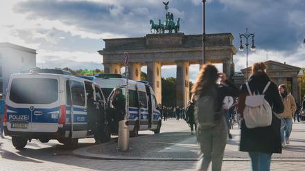 Einsatzfahrzeuge der Polizei stehen am Brandenburger Tor in Berlin.